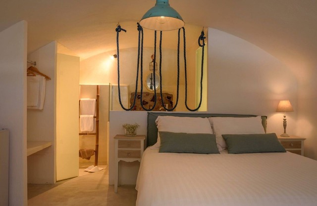 Lovely Santorini Villa | 1 Bedroom Cave Studio | Villa Gajeel | Spacious.