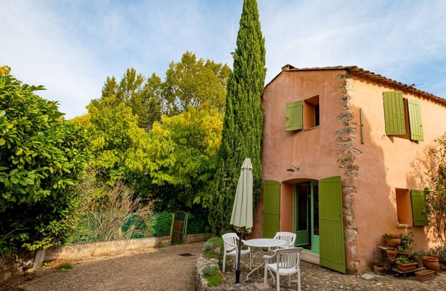 Lovely small holiday home situated 2 km south of Ockerdorf Roussillon