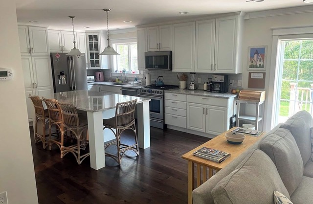 Lovely spacious MV 3-bdr, 3 bath island home, sleeps 12, air and comm. pool.