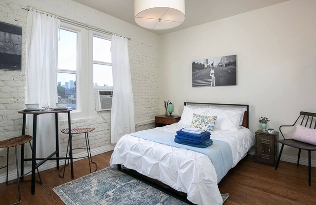 Lovely Studio for 2! Near DTLA!