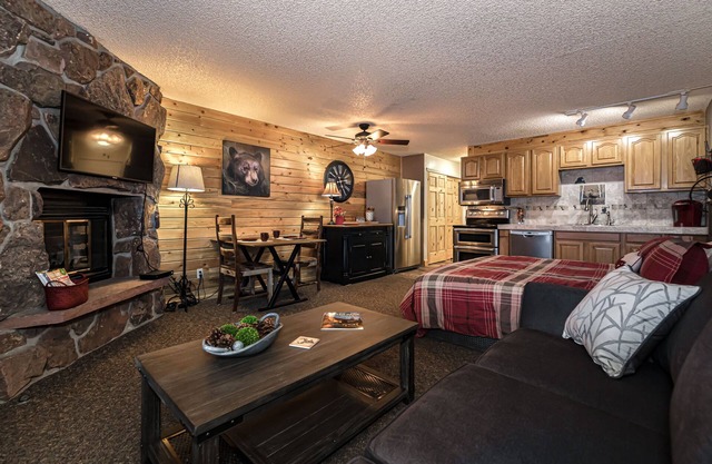 Lovely Studio with Pond and Mountain Views!