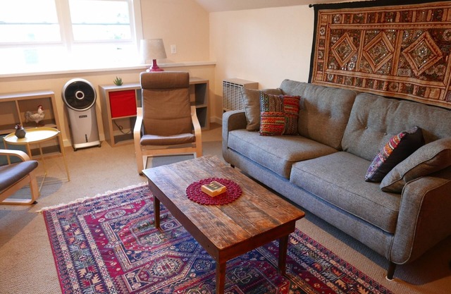 Lovely updated apartment in historic district adjacent to downtown