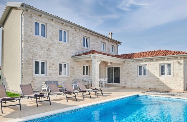 Lovely Villa Leon with a swimming pool