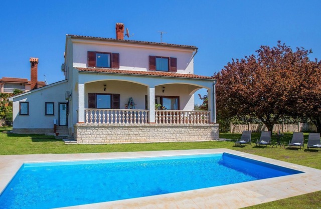 Lovely villa with a large garden, a private pool and panoramic view
