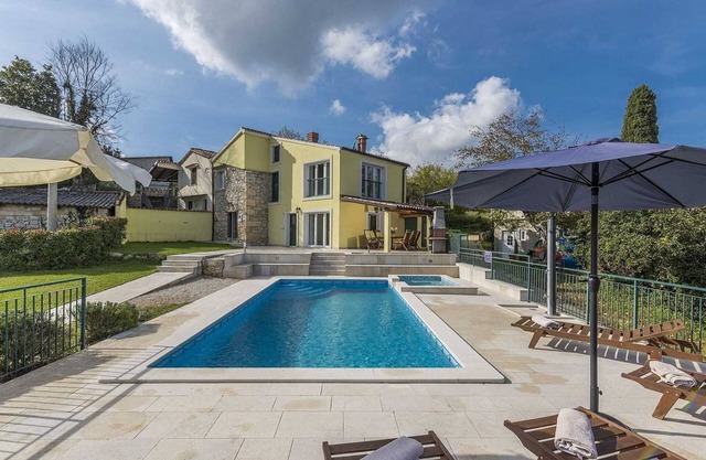 Lovely villa with swimming pool