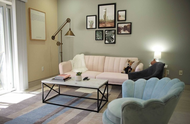 Lovely w/amazing decor-Great Location-2Parking Sp