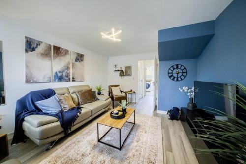 Low Rate 3 Bedroom House near Milton Keynes Bowl, Sleeps 6, with Free Wi-Fi, Full Kitchen, Garden and Free Parking - 1BYC