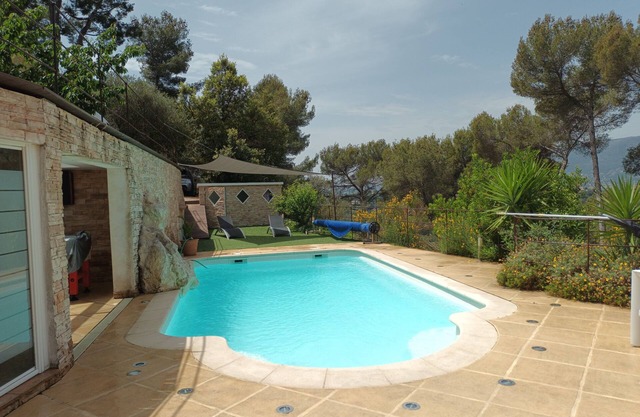 Low villa in the hills of Nice with heated pool