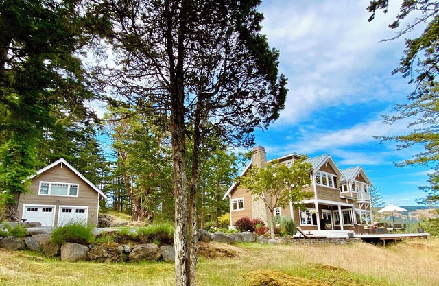 Low Winter Rates! Experience Orcas Island charm in our cozy 1-bedroom loft suite