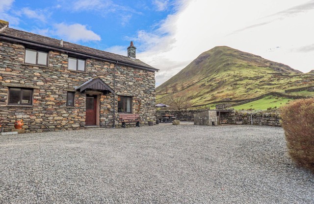 LOW WOOD VIEW, pet friendly, with open fire in Hartsop