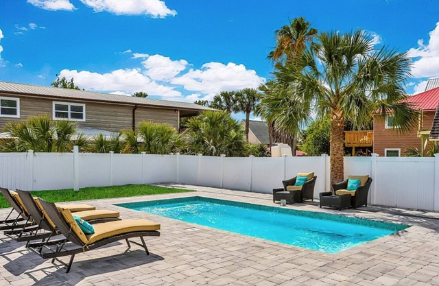 Lower Level 1 Block from 2 Beaches w/Private Pool, High-Speed Wi-Fi