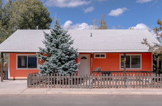 Lower Rates! The Grand Canyon Orange Blossom -Downtown with A/C.