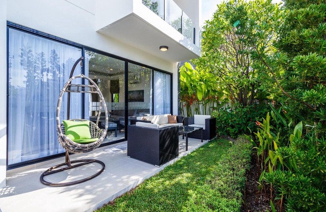 LP101 - Private rooftop pool villa in Laguna for 9 people, near restaurants and shops