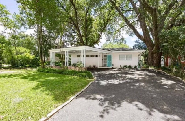 LSU Retreat Cozy, Clean, and Close to Everything