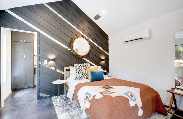 Lucky Arrow Retreat: Breezeway Cabin w/Hill Country View