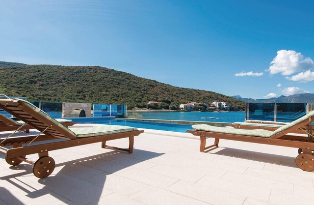 Luka Dubrava is a small fishing village in the middle of Peljesac, with only a few houses.