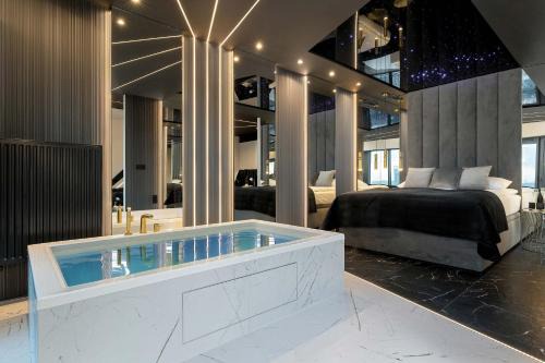 Luksusowe, Klimatyzowane Studio w Centrum Katowic z Pięknym Widokiem na Miasto, Wanną z Hydromasażem, Biurkiem i Parkingiem by Renters Prestige