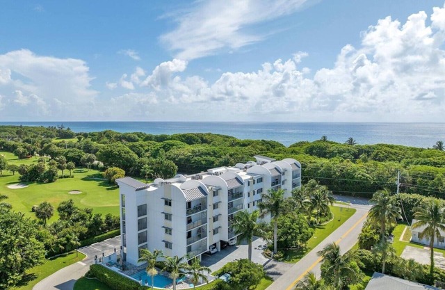 Lux 2 Bedroom - 2 Bathroom w/Balcony Directly Across from the Beach - Boca Raton