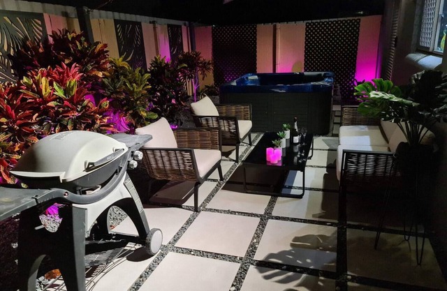 LUX 3 BEDROOM TOWNHOUSE with SPA/CHAMPAGNE STAYS DARWIN. 5 Minutes to CBD.