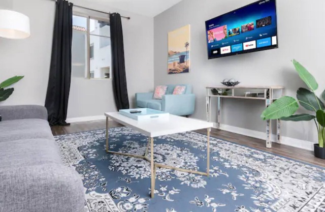 Lux Apt by SeaWorld. Pool, Hot Tub, Gym, King Beds