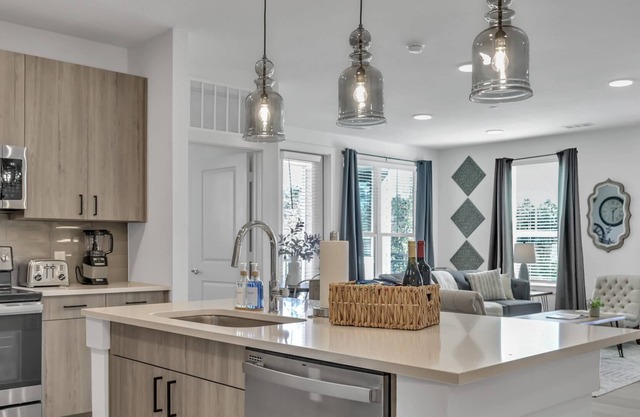 Lux Apt, Covered Parking, Workspace, Community Pool, Fitness Center