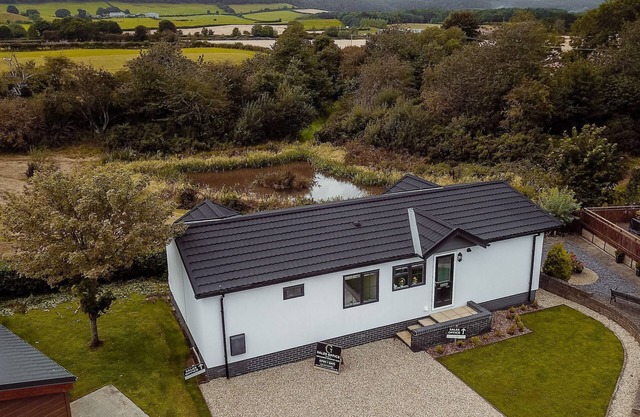 Lux Barnwell - a lux lodge that sleeps 4 guests in 2 bedrooms