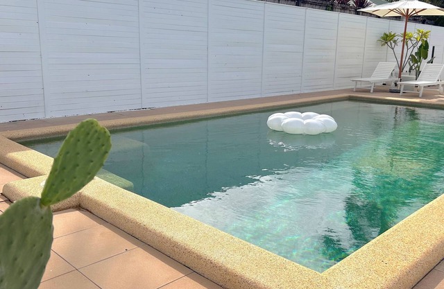 Lux Escape: 4 min Stroll to Beach/Private Pool
