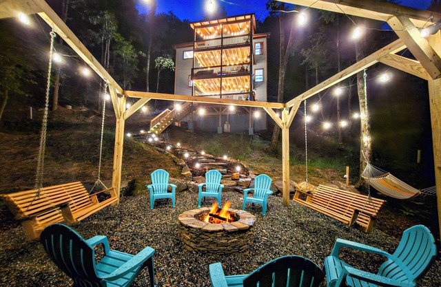 Lux Home, Hot tub, Firepit, Game & Movie Rooms, Boone-12min