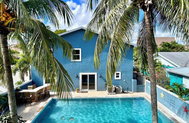 Lux Life - Pool, Sauna, Chill Vibes - Walk to the water & downtown!