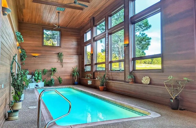 Lux Mansion/Heated Indoor Pool/Spa/Game Room/Theater/Pikes Peak Views
