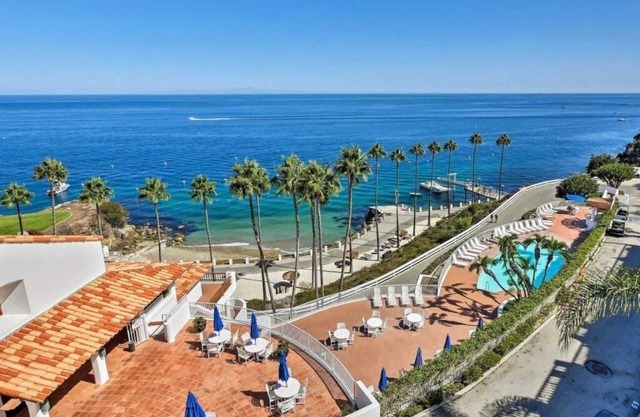 Lux Oceanfront Hamilton Cove villa w/breathtaking views and excellent location!
