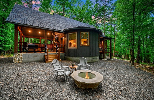 Luxe 1 Bedroom W/Spa-like Bathroom, Hot Tub, Traeger Smoker, Location!