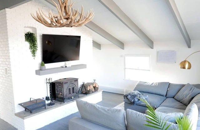 Luxe 10 guest Ski Chalet/Skiing/Pools/Tennis/Gym/Golf/Hiking
