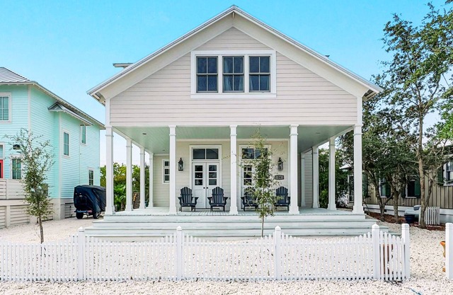 Luxe 3BR + Loft Bunks, Steps To Private Beach Access, Pool, Tannin, Water Views