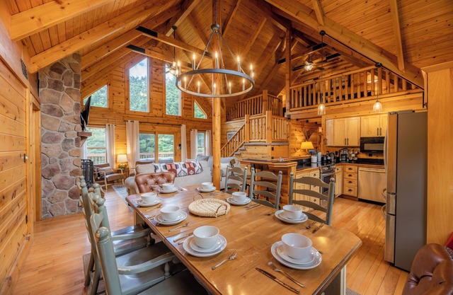 Luxe 4BR Cabin | Hot Tub- Cozy Retreat by Snowshoe