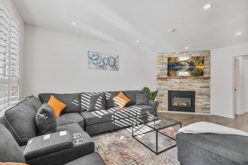 Luxe 4BR Retreat w Heated Pool Hot Tub and BBQ