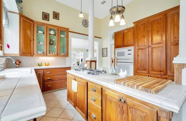 Luxe Balcony Suite in Historic Hemphill Home!