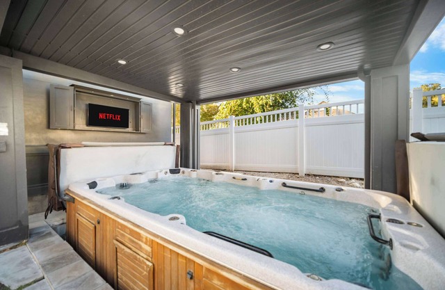 Luxe Family Retreat with Private Pickleball a Large Swim Spa indoor Movie Theatr