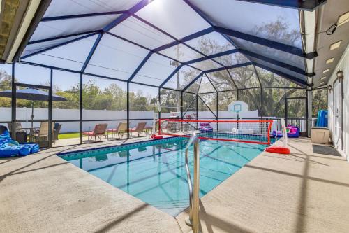 Luxe Jupiter Home with Pool House, Near Golf and Beach