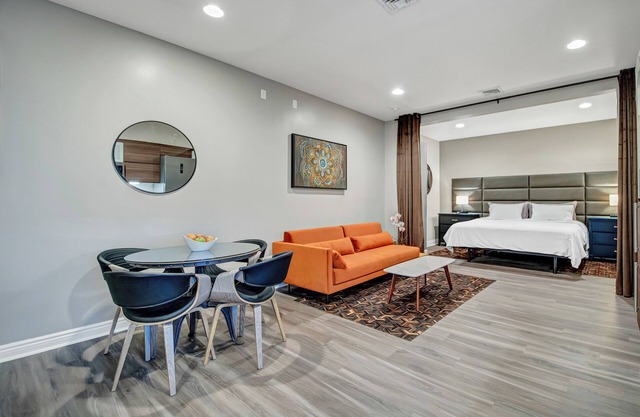 Luxe Loft on Main St.- Steam Shower, ZeroG King Bed, Designer Kitchen, Elevator!
