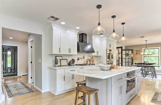 Luxe Montgomery Home w/ Hot Tub Near Angry Orchard