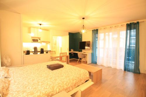 Luxe Neuf - 8mn pied RER C-Paris-Eiffel Tower, Parking Rue Gratuit, Balcon Privé, Matelas Bultex 160x200, Ascenseur, Hôpital d'Arpajon