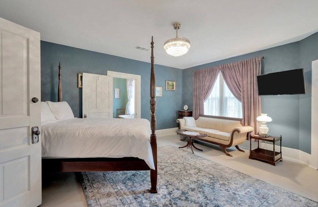 Luxe Private Room in Historic Hemphill Manor!