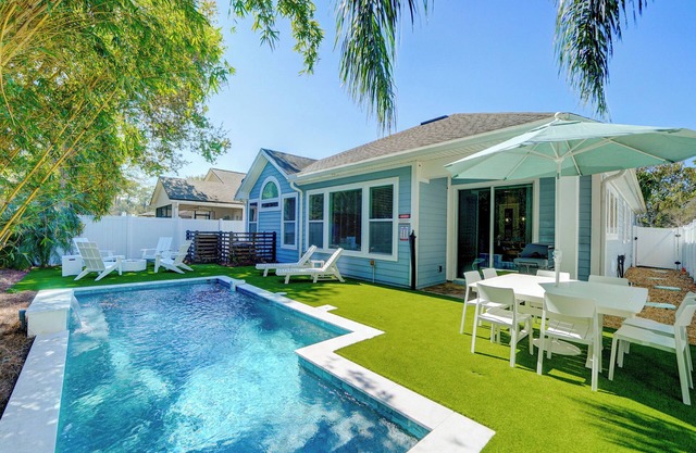 Luxe retreat w/heated pool+firepit 5 min to beach