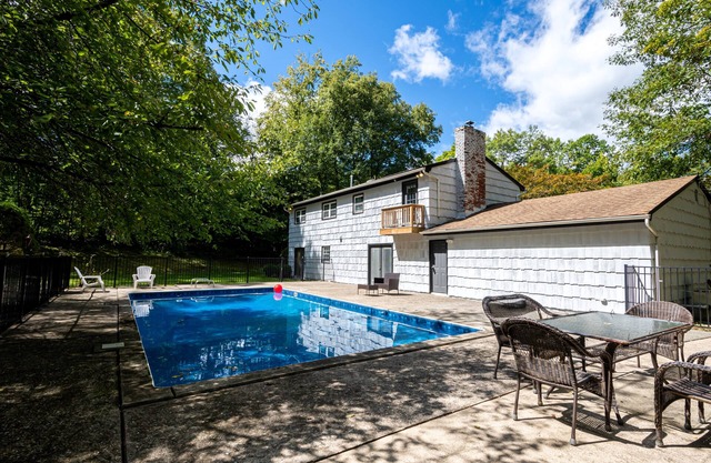 Luxe Retreat with Fireplace/WiFi/Pool near Water Parks, Golf Course, Wineries