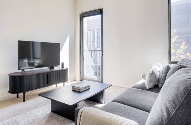 Luxe Santana Row Studio w/ Pool & Gym, 10 mins to Google, by Blueground