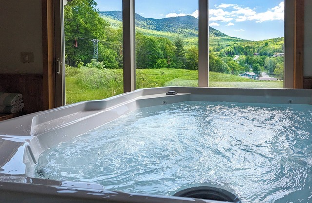 Luxe Ski In & Out at Black Mountain: Hiking, Hot tub, Sauna, AC, leaf peeping
