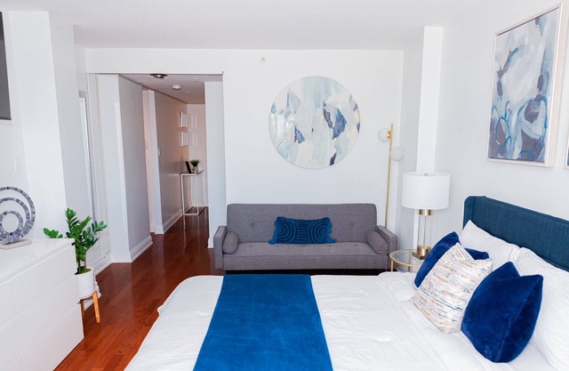 Luxe Studio Apt w/ Partial NYC View... Mins to NYC