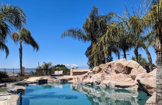 LuxHome Suite B, Luxurious getaway in Riverside's safest neighborhood