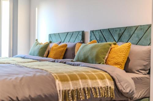 Luxuary 2BR Apt Sleeps 9, Wembley and Park Views